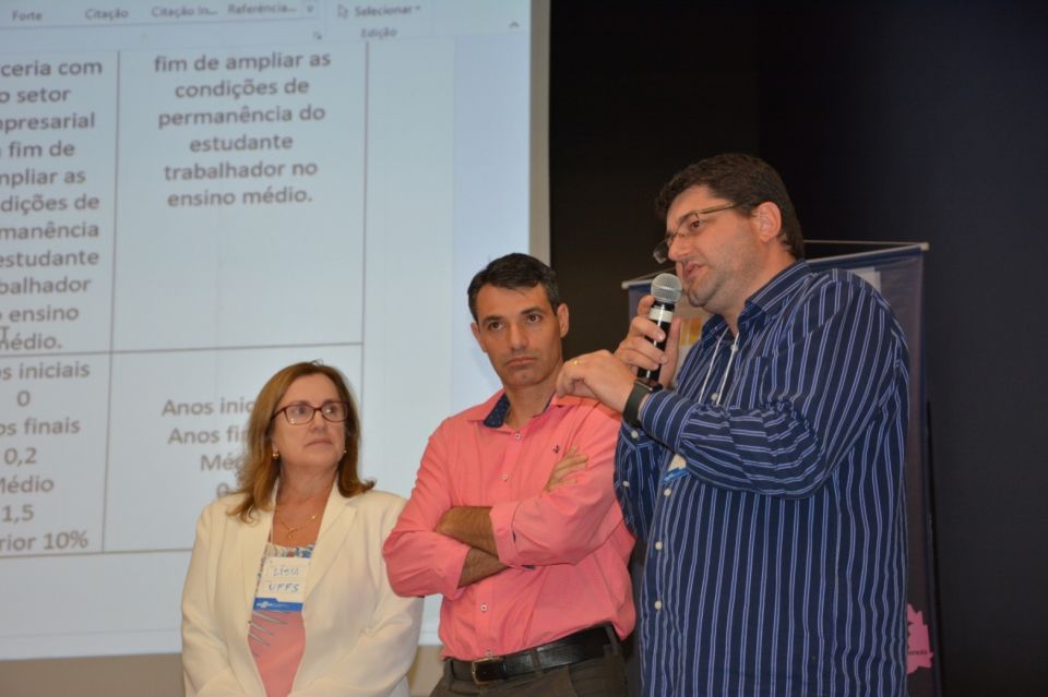 MB Comunicao Empresarial e Organizacional - Ao lado de parte do grupo, Dimar Bareta apresentou as prioridades no eixo educao