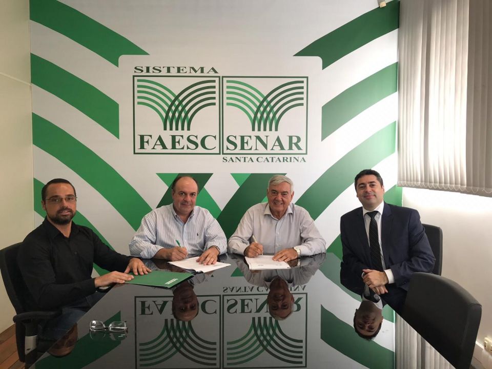 MB Comunicao Empresarial e Organizacional - Assinatura ocorreu na sede da Faesc, em Florianpolis. Da esquerda para a direita: Eduardo Lima Pedrini (Uniconsult), vice-presidente de finanas da Faesc Antnio Marcos Pagani de Souza, presidente da Faesc Jos Zeferino Pedrozo e Rafael de Freitas (Uniconsult)