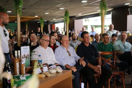 MB Comunica��o Empresarial e Organizacional - O ato contou com a presen�a do secret�rio de Estado da Agricultura e Pecu�ria de Santa Catarina, Admir Edi Dalla Cort, do presidente do Conselho Deliberativo do Sebrae/SC, Renato Campos de Carvalho e do vice-presidente Ant�nio Marcos Pagani de Souza. (Fotos: Giuliana Stevanin/MB Comunica��o)