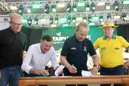 MB Comunica��o Empresarial e Organizacional - Presidente do Sistema Faesc/Senar assina termos de Coopera��o Tecnica e Financeira ao lado do governador e do presidente da Cooperitaipu. (Fotos: Fotos Keli Magri/MB)