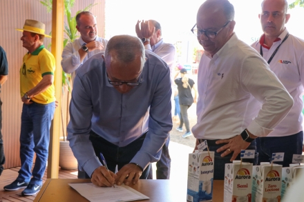 MB Comunica��o Empresarial e Organizacional - Em Caxambu do Sul, a assinatura refor�a o compromisso com a organiza��o do turismo que j� vem sendo constru�do, como alternativa concreta de gera��o de renda, valoriza��o do territ�rio e fortalecimento da identidade regional. (Foto: Giuliana Stevanin/MB Comunica��o).