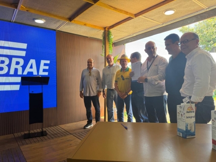 MB Comunica��o Empresarial e Organizacional - Participaram do ato o presidente do Conselho Deliberativo do Sebrae/SC, Renato Campos de Carvalho, diretor t�cnico do Sebrae/SC, F�bio B�rigo Zanuzzi, vice-presidente do Conselho Deliberativo do Sebrae/SC e vice-presidente de finan�as da Faesc, Ant�nio Marcos Pagani de Souza, gerente corporativo de desenvolvimento rural da Aurora Coop, Marcos Tolentino Lopes, presidente do Sindileite SC, Selvino Geisel e o presidente da Cooperitaipu e Fecoagro, Arno Pandolfo, al�m de lideran�as e representantes do setor produtivo. (Giuliana Stevanin/MB Comunica��o)