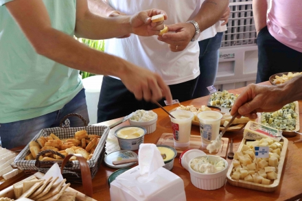 MB Comunica��o Empresarial e Organizacional - Na oportunidade ocorreu a degusta��o de produtos l�cteos da Aurora Coop. (Giuliana Stevanin/MB Comunica��o)