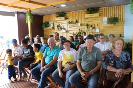MB Comunica��o Empresarial e Organizacional - Produtores rurais acompanham atentos a palestra sobre aprendizados globais e solu��es locais no agroneg�cio, no estande do Sebrae/SC no Itaipu Rural Show. (Foto: Bruna Roman/MB Comunica��o)