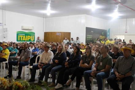 MB Comunica��o Empresarial e Organizacional - Zordan destacou a diferen�a entre os sistemas de integra��o, como ocorre na suinocultura, avicultura e na produ��o independente do leite, ressaltando a import�ncia da seguran�a para o produtor na tomada de decis�o. (Foto: Bruna Leticia/MB Comunica��o)