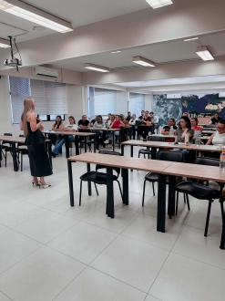 MB Comunica��o Empresarial e Organizacional - � Durante a palestra, foram discutidos temas como responsabilidade profissional na gest�o p�blica, postura �tica no atendimento, lideran�a pelo exemplo, seriedade na condu��o de equipes e aplica��o de boas pr�ticas do setor privado na sa�de p�blica. (Foto: Produ��o Sandra Caron)