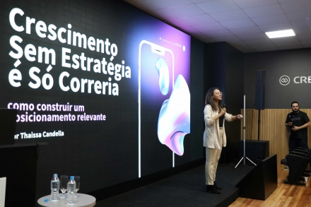 MB Comunica��o Empresarial e Organizacional - A palestra �Crescimento Sem Estrat�gia � S� Correria: como construir um posicionamento relevante�, foi com Tha�ssa Candella, COO (diretora de Opera��es) da inChurch, profissional com forma��o em computa��o e comunica��o, especializada em processos, gest�o e lideran�a, e com experi�ncia em mais de 700 treinamentos realizados. (Foto: Bruna Roman/MB Comunica��o)