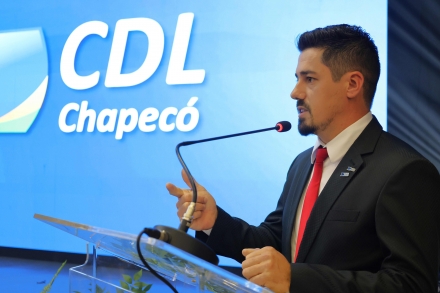 MB Comunica��o Empresarial e Organizacional - Presidente da CDL Jovem, Ricardo Lima, ressaltou o compromisso na forma��o de l�deres (Keli Magri/MB)