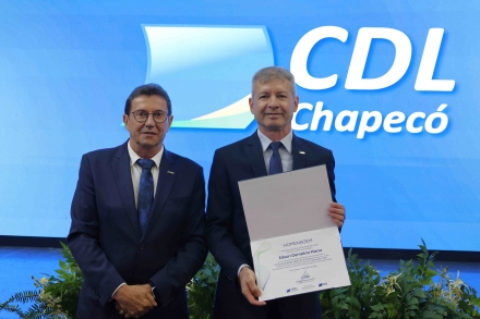 MB Comunica��o Empresarial e Organizacional - Edson Piana deixou o cargo de presidente e recebeu homenagem da FCDL, representada por Jos� Carlos Benini (Keli Magri/MB)