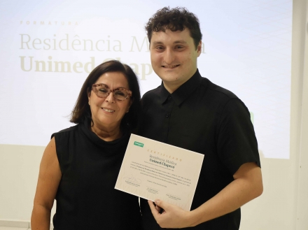 MB Comunica��o Empresarial e Organizacional - Coordenadora do Programa de Resid�ncia M�dica em Pediatria, Dra. Marta Goldschmidt e o formando Dr. Arthur Philipe Bahr. (Foto: Comunica��o Interna Unimed Chapec�)