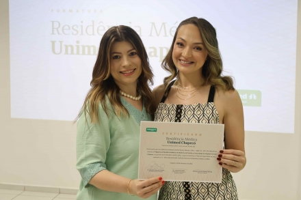 MB Comunica��o Empresarial e Organizacional - Coordenadora do Programa de Resid�ncia em Medicina de Fam�lia e Comunidade, Dra. Marcela Fontana e a formanda Dra. Amanda Caroline Damas Taborda. (Foto: Comunica��o Interna Unimed Chapec�)