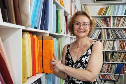 MB Comunica��o Empresarial e Organizacional - Juliana Giotto Rodrigues comemora a sua melhor decis�o profissional: abrir seu pr�prio neg�cio, a P�len Tecidos em Chapec� (Keli Magri/MB Comunica��o