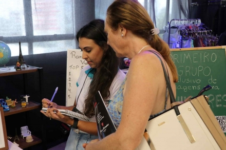 MB Comunica��o Empresarial e Organizacional - Outra empreendedora que participa da feira � Sabrina Vicentini Schaefer, propriet�ria da ag�ncia Sumi, Viajei (Foto: Karina Ogliari/MB Comunica��o)