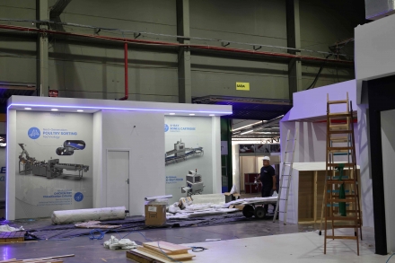 MB Comunica��o Empresarial e Organizacional - Mais de 70 montadoras e 800 pessoas est�o trabalhando no complexo da feira. (Foto: D�bora Favretto/ MB Comunica��o