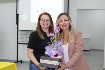 MB Comunica��o Empresarial e Organizacional - A palestrante recebeu uma lembran�a da Credioeste em agradecimento � sua participa��o e incentivo. (Fotos Keli Magri/MB Comunica��o)