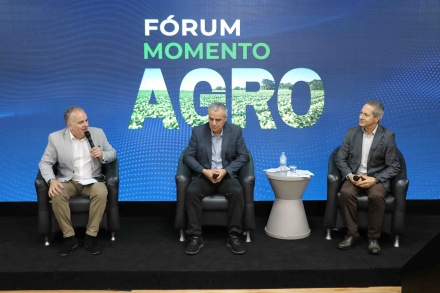 MB Comunica��o Empresarial e Organizacional - Desafios e oportunidades de mercado para Santa Catarina entraram na pauta, reunindo o diretor-presidente da Aurora Coop, Neivor Canton, e o analista de neg�cios do Sebrae/SC, Enio Alberto Parmeggiani e mediado pelo jornalista Giovani Ferreira (Foto: Karina Ogliari/MB Comunica��o)