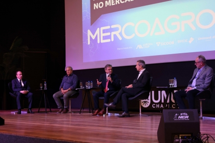 MB Comunica��o Empresarial e Organizacional - Painel abordou a import�ncia das cooperativas no mercado mundial das carnes. (Foto:Sara Bellaver/ MB Comunica��o)