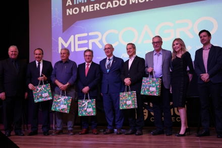 MB Comunica��o Empresarial e Organizacional - Convidados receberam uma obra da artista chapecoense Marlowa. (Foto:Sara Bellaver/ MB Comunica��o)
