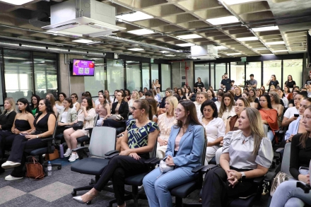 MB Comunica��o Empresarial e Organizacional - Participantes acompanharam atentamente as atividades do Delas Day, refor�aram o interesse em capacita��o, conex�o e crescimento no universo do empreendedorismo feminino. (Foto: Bruna Roman/MB Comunica��o)