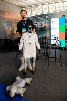 MB Comunica��o Empresarial e Organizacional - Rob� humanoide o cyberdog trazidos pela Fiesc e pela Robotiks interagem e divertem o p�blico da Mercoagro. (Foto: Suelen Santin/MB Comunica��o)