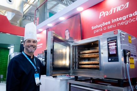 MB Comunica��o Empresarial e Organizacional - No estande da Comil e da Pr�tica, todos os dias tem degusta��o de carnes preparadas em um forno altamente tecnol�gico. (Foto: Suelen Santin/MB Comunica��o)