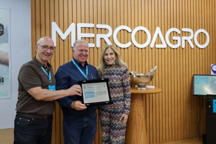 MB Comunica��o Empresarial e Organizacional - O coordenador geral da Mercoagro, Nadir Cervellin, foi homenageado durante a feira. (Foto: D�bora Favretto/ MB Comunica��o)