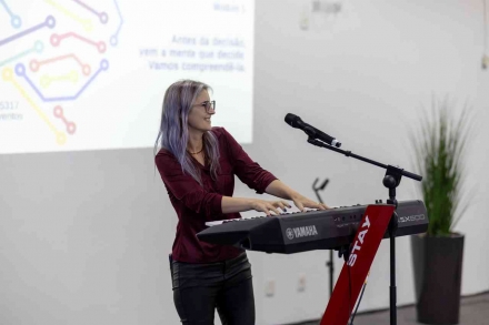 MB Comunica��o Empresarial e Organizacional - A abertura combinou conte�do e entretenimento em uma abordagem din�mica, utilizando m�sica e intera��o para facilitar a compreens�o e a aplica��o pr�tica dos conceitos apresentados. (Foto: Divulga��o/Prefeitura Municipal de Chapec�)