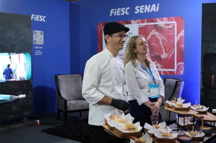 MB Comunica��o Empresarial e Organizacional - Coordenadora do Instituto Senai de Alimentos e Bebidas, Andressa Casarin e chef Everson Fragoso. (Foto: D�bora Favretto/ MB Comunica��o)
