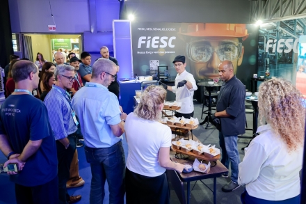 MB Comunica��o Empresarial e Organizacional - A programa��o tamb�m previu uma experi�ncia gastron�mica para os participantes, com um sandu�che autoral exclusivo assinado pelo chef Everson Fragoso. (Foto: D�bora Favretto/ MB Comunica��o)