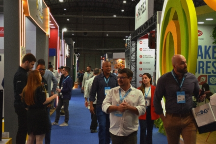 MB Comunica��o Empresarial e Organizacional - Movimenta��o intensa de visitantes nos corredores da Mercoagro evidencia o interesse do setor pelas solu��es inovadoras apresentadas ao p�blico profissional. ( Foto Leonardo Maciel)