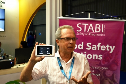 MB Comunica��o Empresarial e Organizacional - Jaime Marcos Dietrich mostra e explica o funcionamento da nova tecnologia da empresa. (Foto Leonardo Maciel)