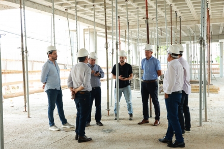 MB Comunica��o Empresarial e Organizacional - Diretores do Sistema Faesc/Senar e equipe t�cnica da obra, durante visita ao novo espa�o. (Foto Mariana Teixeira/Ag�ncia Gera��o)