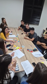 MB Comunica��o Empresarial e Organizacional - O coordenador do n�cleo, Michel Michelon e o nucleado Matheus Azevedo acompanharam os alunos e conduziram as din�micas. (Foto: Divulga��o)