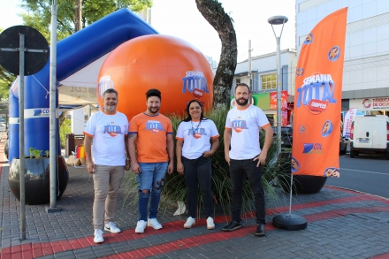 MB Comunica��o Empresarial e Organizacional - Equipe CDL Chapec�, durante a��o da campanha. (Foto: D�bora Favretto/ MB Comunica��o)