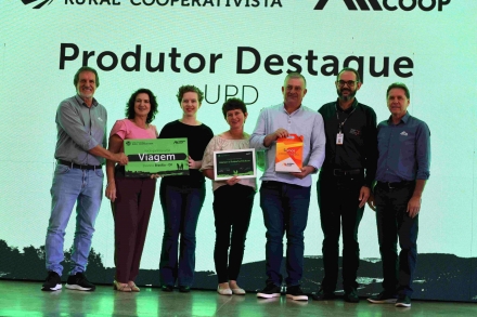 MB Comunica��o Empresarial e Organizacional - Fam�lia cooperada da Cooper A1, em Ipor� do Oeste, Atenor, M�rcia e Roberta Kickow, premiados como suinicultores destaques campe�es na categoria Unidade Produtora de Desmamados (UPD) (Keli Magri/MB)