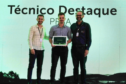 MB Comunica��o Empresarial e Organizacional - C�ssio Basso, primeiro lugar como t�cnico destaque nas categorias suinocultura (Suicooper II) e Propriedade Rural Sustent�vel da Aurora (PRSA) (Keli Magri/MB)