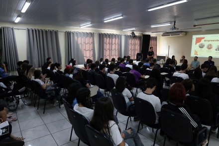 MB Comunica��o Empresarial e Organizacional - Cerca de 70 alunos do terceiro ano do ensino m�dio participaram da iniciativa que fomenta o empreendedorismo e o di�logo com empres�rios. (Foto:D�bora Favretto/ MB Comunica��o)