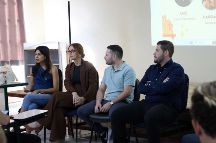 MB Comunica��o Empresarial e Organizacional - O N�cleo de Jovens Empreendedores (NJE) da ACIC realizou o Bumerangue nas Escolas, nessa ter�a-feira (31), na Escola de Educa��o B�sica Professora Z�lia Scharf. (Foto:D�bora Favretto/ MB Comunica��o)