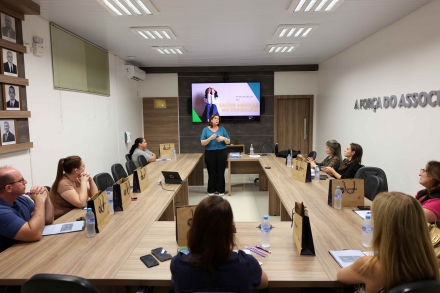 MB Comunica��o Empresarial e Organizacional - Psic�loga e consultora organizacional apresentou o passo a passo para adequa��o � atualiza��o da NR-1. (Fotos: Keli Magri/MB Comunica��o)