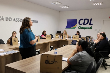 MB Comunica��o Empresarial e Organizacional - Psic�loga e consultora organizacional apresentou o passo a passo para adequa��o � atualiza��o da NR-1. (Fotos: Keli Magri/MB Comunica��o)