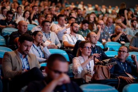 MB Comunica��o Empresarial e Organizacional - Durante o painel, os palestrantes abordaram os impactos da escassez de profissionais no campo e na ind�stria, destacando a necessidade de repensar estrat�gias de atra��o, forma��o e reten��o de talentos na avicultura. (Foto: Suellen Santin/MB Comunica��o)