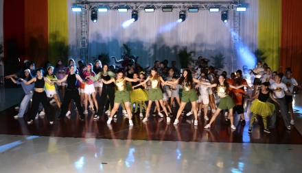 MB Comunica��o Empresarial e Organizacional - Alunos do programa durante apresenta��es na Mostra Cultural, realizada anualmente em dezembro (Divulga��o/ALB)