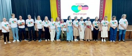 MB Comunica��o Empresarial e Organizacional - Grupo de artes�os participantes do projeto durante o Lan�amento do Artesanato Tur�stico e Cultural. (Foto: Divulga��o Sebrae/SC)