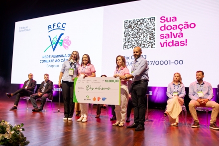MB Comunica��o Empresarial e Organizacional - Tradicionalmente, o Nucleovet promove a��es sociais em seus eventos. Nesta edi��o do Simp�sio, parte das inscri��es do simp�sio � Rede Feminina de Combate ao C�ncer de Chapec�. (Foto: Suellen Santin/MB Comunica��o)