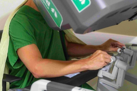 MB Comunica��o Empresarial e Organizacional - A plataforma rob�tica de �ltima gera��o permite ao cirurgi�o operar com vis�o tridimensional ampliada (Foto: Eduardo Canal).