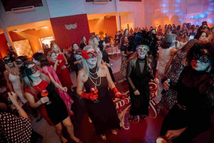 MB Comunica��o Empresarial e Organizacional - Participantes entraram no clima do baile de m�scaras (Fotos Divulga��o/CDL Chapec�)