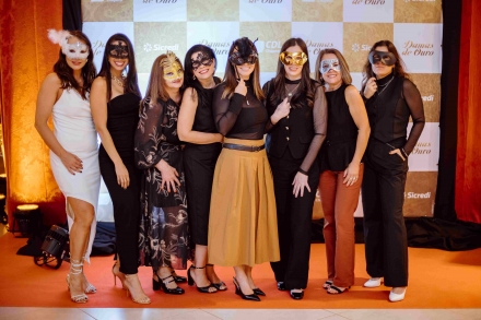 MB Comunica��o Empresarial e Organizacional - Mulheres caraterizadas a rigor para a festa de gala (Fotos Divulga��o/CDL Chapec�)