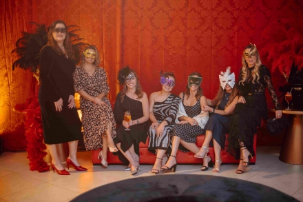 MB Comunica��o Empresarial e Organizacional - Mulheres caraterizadas a rigor para a festa de gala (Fotos Divulga��o/CDL Chapec�)