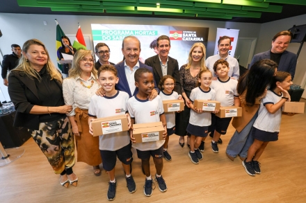 MB Comunica��o Empresarial e Organizacional - O refor�o chega ao campo com balan�a bovina, caminh�o basculante, carreta agr�cola basculante, colhedora de forragens (ensiladeira 1 linha), distribuidores de adubo (seco e l�quido), grade niveladora, plantadeira 5 linhas, pulverizador canh�o, ro�adeira articulada, ro�adeira para trator e trator agr�cola cabinado 105 cv. (Fotos: Leo Munhoz/Secom GOVSC)
