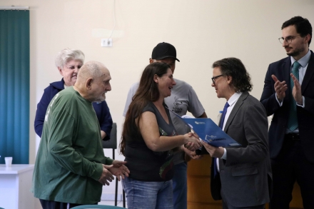 MB Comunica��o Empresarial e Organizacional - A filha do agricultor Amantino Dall�Agnol, Ida Dall�Agnol, contou que a fam�lia aguardava h� mais de meio s�culo pela regulariza��o da propriedade. (Foto: Bruna Roman/MBComunica��o)